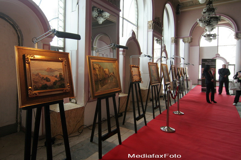 Tablouri rare, semnate de pictori romani celebri, expuse printre ruinele cazinoului din Constanta