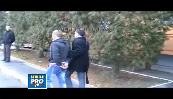 Doi talhari au fost retinuti dupa ce au amenintat cu un cutit un barbat caruia i-au furat cardul