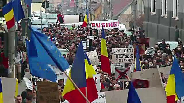 Aproape 2.000 mii de oameni au protestat in Reghin. Se tem ca viitoarea fabrica de clei ii va otravi