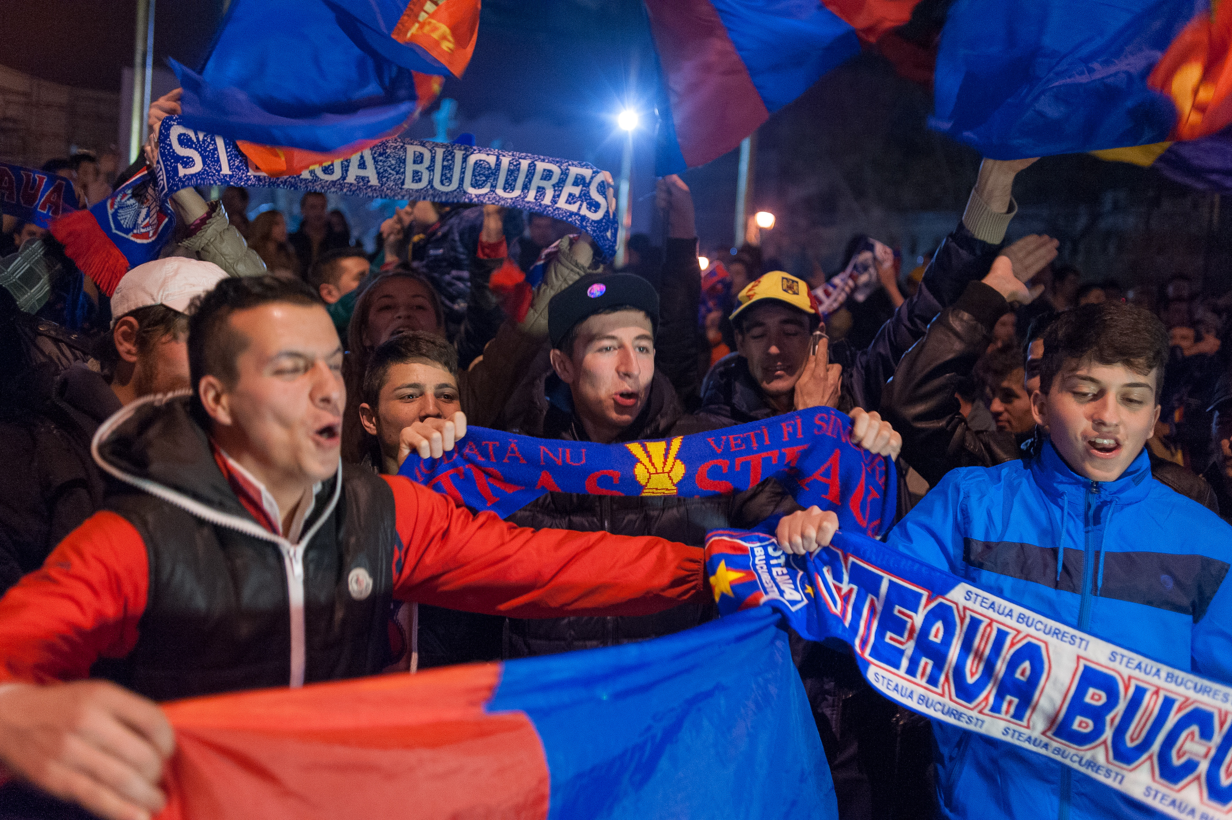 Stelistii au luat cu asalt Piata Universitatii: cum au sarbatorit fanii victoria cu Chelsea