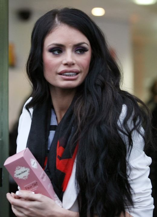 Arata superb, dar a ajuns o epava din cauza dependentei de operatii estetice! Vezi cum arata inainte