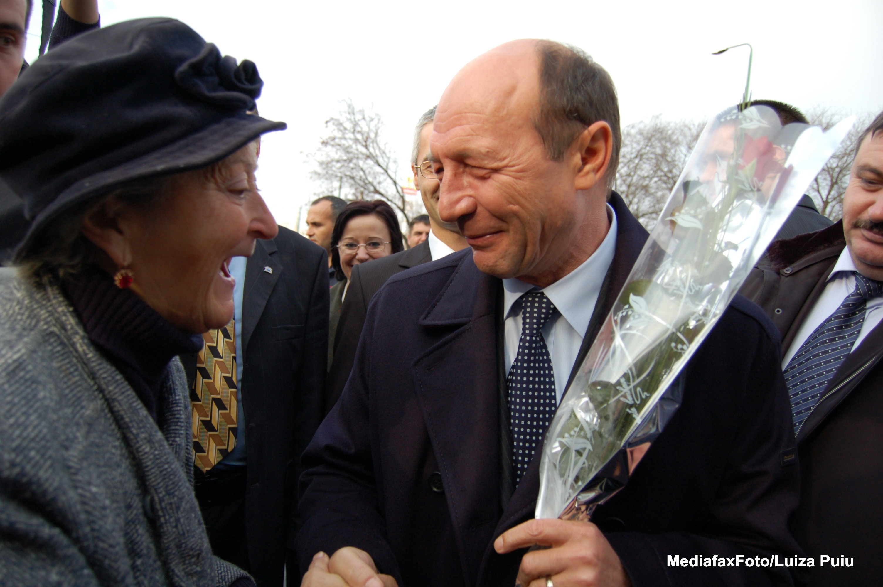 Traian Basescu, filmat in gradina de la Cotroceni: La multi ani tuturor femeilor de 8 Martie! VIDEO