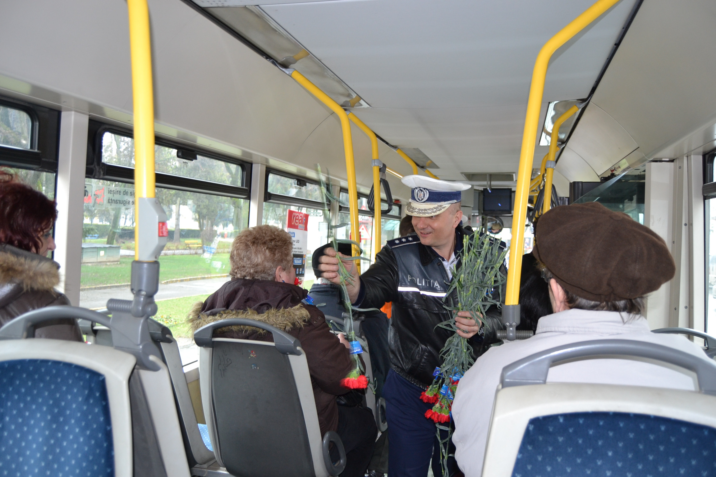 Politistii din Satu Mare au facut front comun. Au amendat cu flori toate femeile intalnite in trafic
