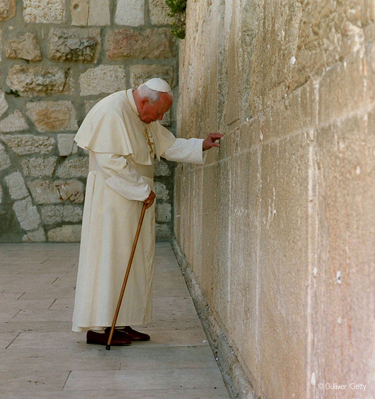 Vaticanul a comprimat secole de istorie in numai 9 ani. Ce mai inseamna un miracol in drumul de la Papa la Sfant in 2014