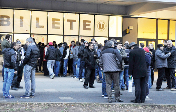 Asta inseamna sa fii suporter adevarat. Au cumparat 2.000 de bilete, desi accesul le este interzis