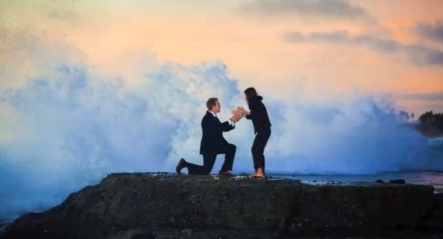 VIDEO. Cererea in casatorie pe care a stricat-o un val. Ce s-a intamplat cu inelul de logodna