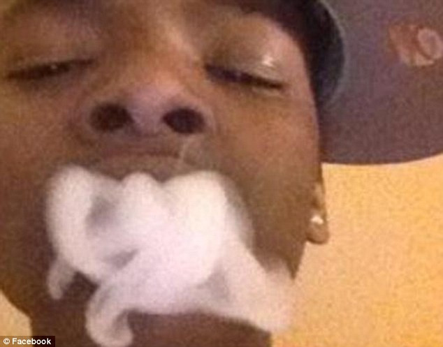 Un hot i-a furat telefonul si imediat a postat o fotografie pe contul ei de Facebook