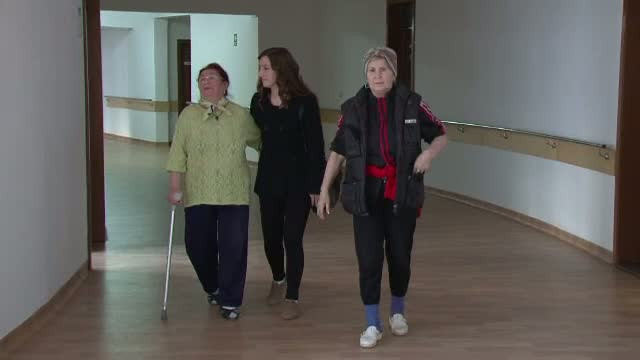 Povestea elevilor care fac voluntariat la un centru de batrani. "Ei ne tin loc de medicamente"