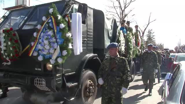 Sute de persoane i-au condus pe ultimul drum pe militarii morti in accidentul de elicopter din Bacau