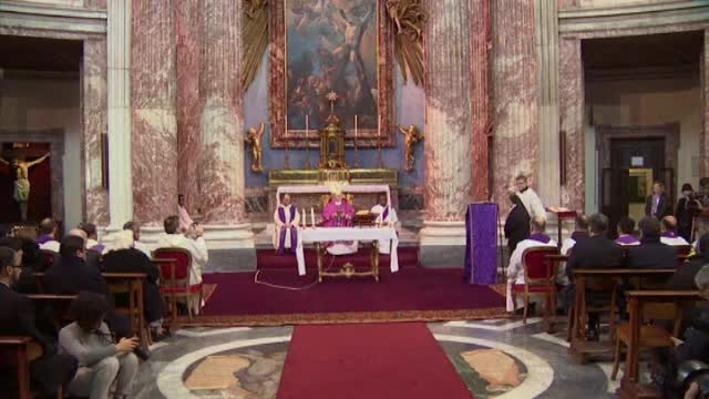 Cardinalii cu sanse de a deveni noul Papa au tinut slujbe separat, in diferite biserici din Roma