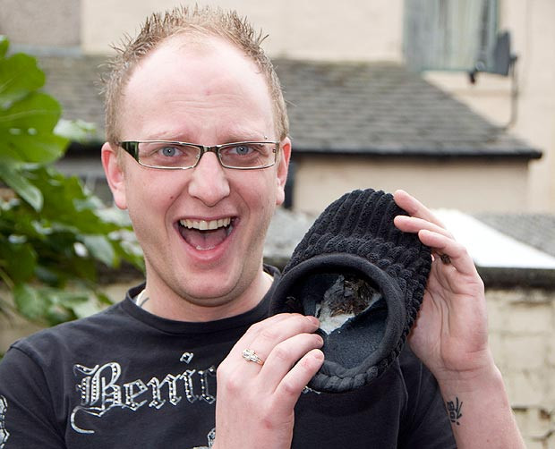 Un britanic a descoperit o pasare moarta intr-o pereche de papuci cumparata de la magazin