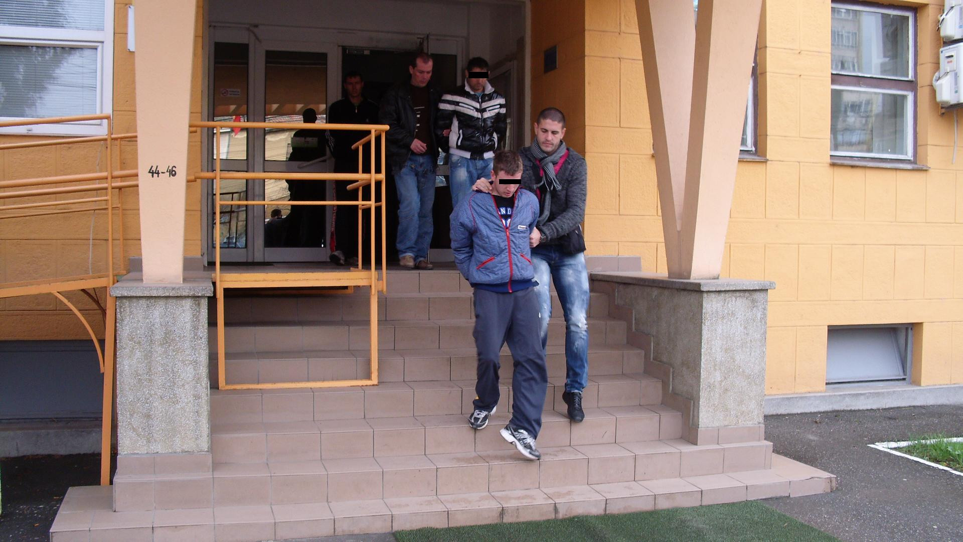 Trei scandalagii care au devastat un bar din Nitchidorf, judetul Timis, retinuti de politisti