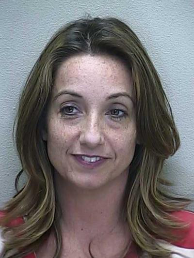 O profesoara de la un liceu din SUA, arestata dupa ce le-a trimis elevilor poze cu ea goala