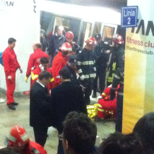 Femeia care s-a aruncat in fata metroului la statia Costin Georgian a murit