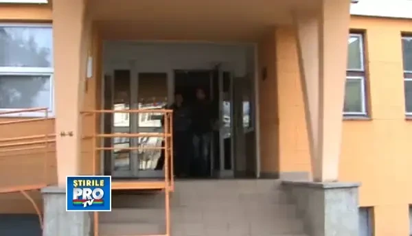 Trei scandalagii care au devastat un bar din Nitchidorf, judetul Timis, retinuti de politisti