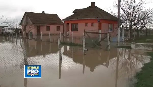 O femeie de 77 de ani a alunecat intr-un parau umflat de ploi si nu mai a fost gasita