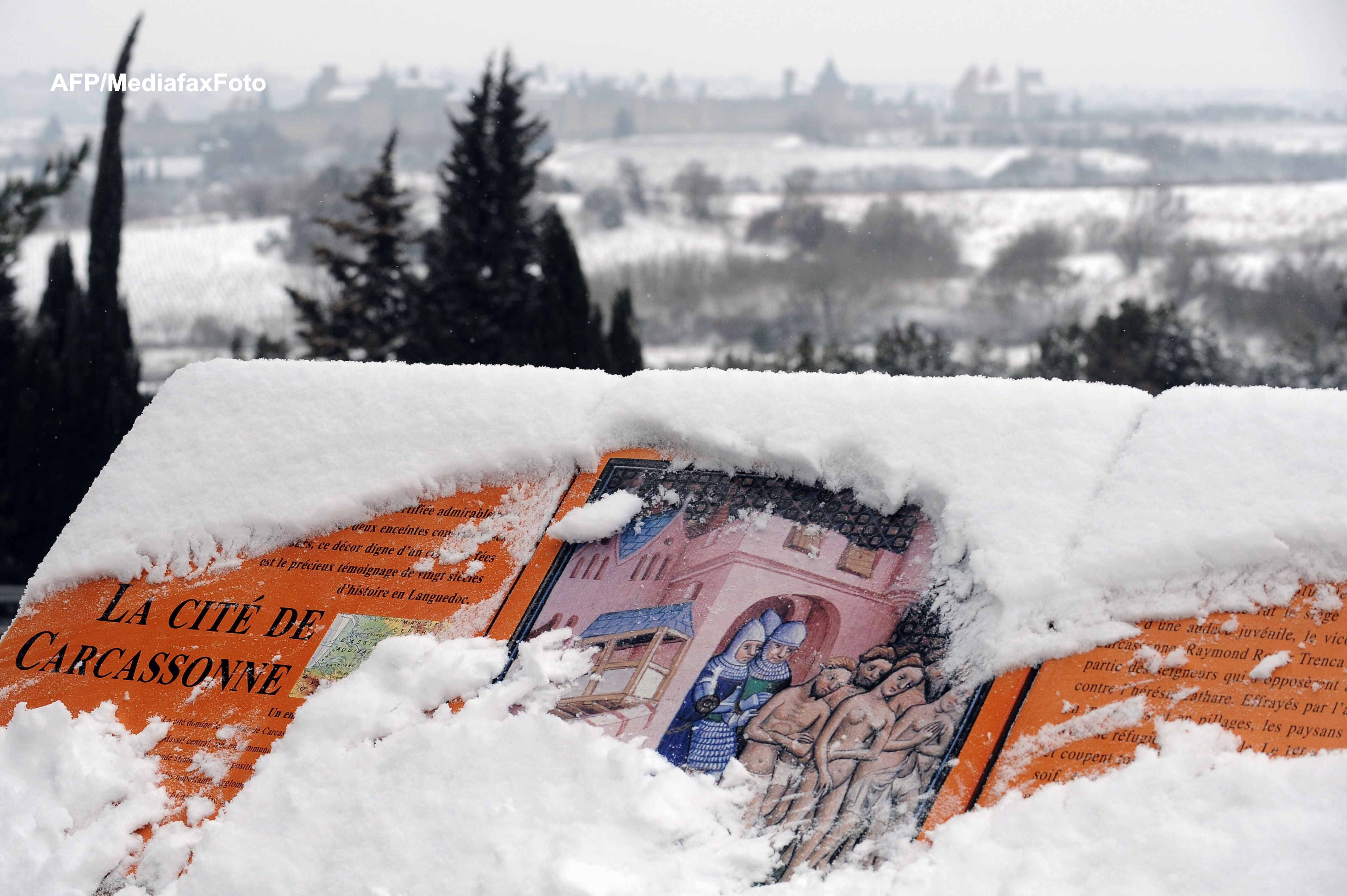 Peste 68.000 de case nu au electricitate in vestul Frantei. Zeci de vehicule sunt blocate in nameti