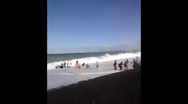 Imaginile care iti redau increderea in omenire. Au format un lant uman pentru a salva un copil.VIDEO