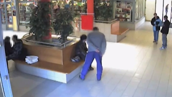 Imagini SOCANTE, chiar si pentru politisti. Femeie batuta cu salbaticie intr-un mall. VIDEO