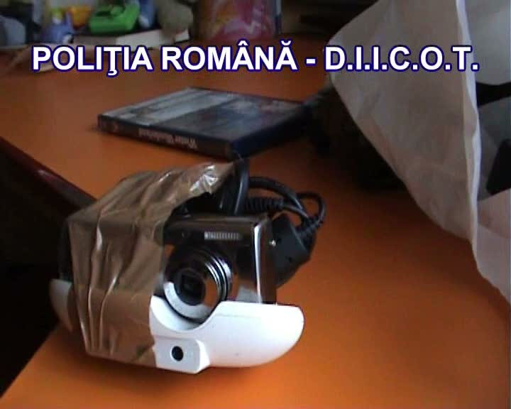 Perchezitii la Oradea si Iasi. Vizati sunt membrii unei grupari specializate in fraude informatice