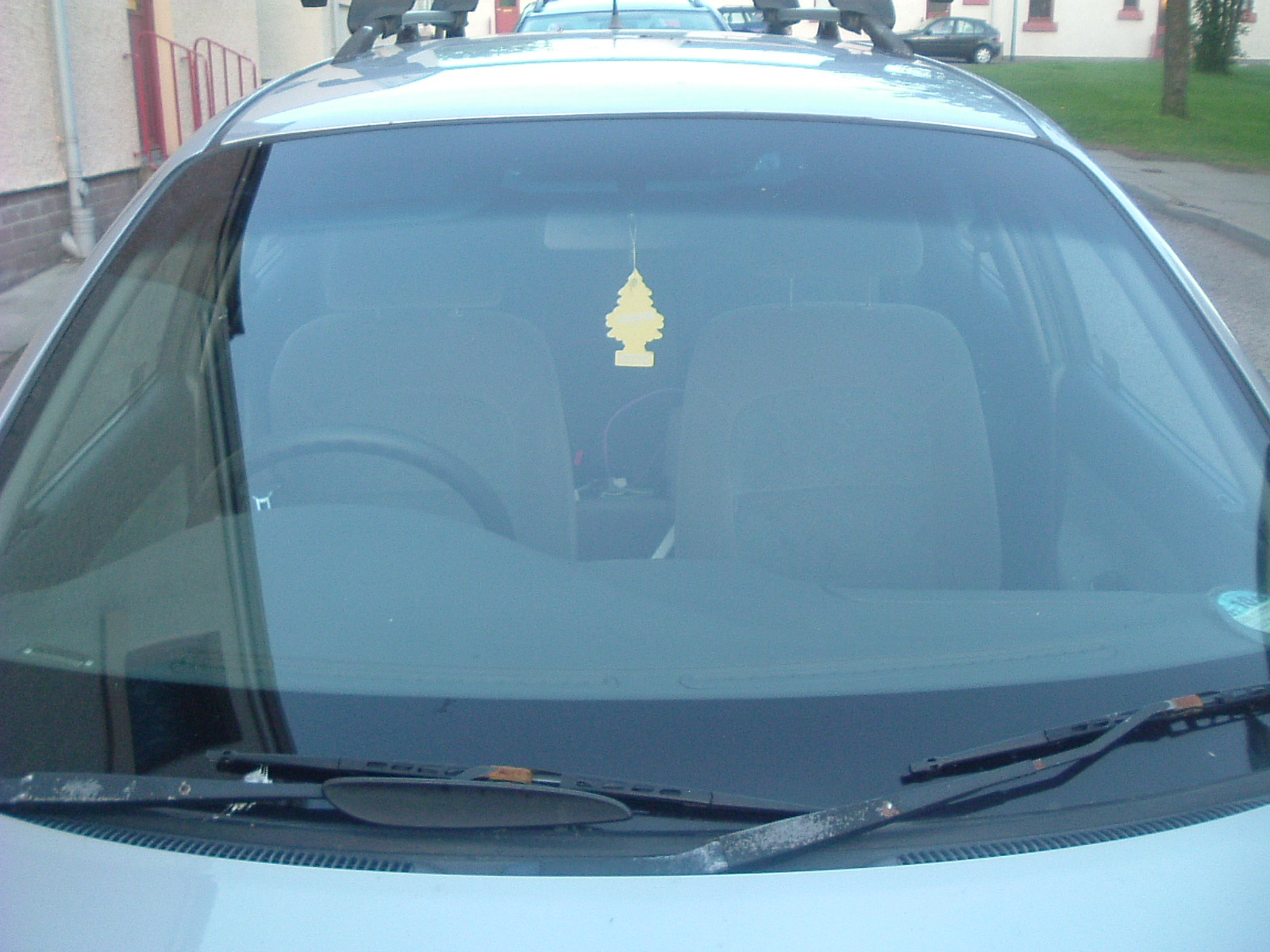 Ce a aparut pe parbrizul masinii unui barbat. "Nu ne-a venit sa credem. Se uita drept la noi". FOTO