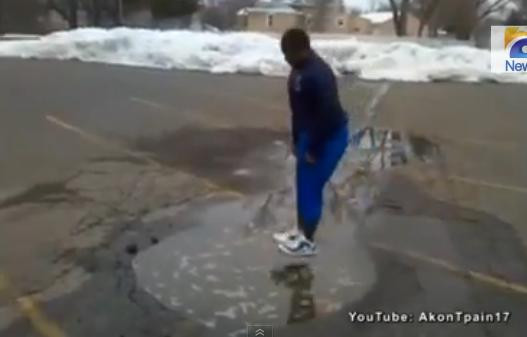 Ce a facut acest baiat pentru un dolar. Ce se intampla la o secunda de la aceasta imagine