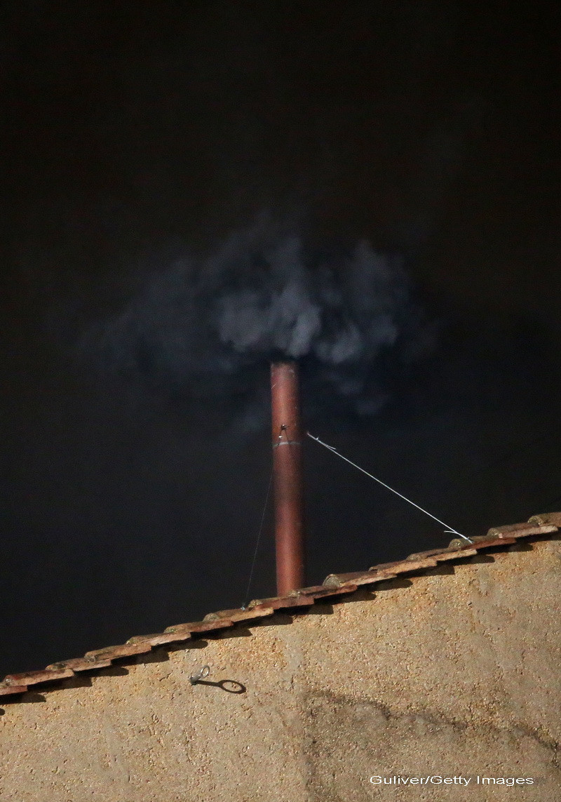 cos, iese fum negru la Vatican