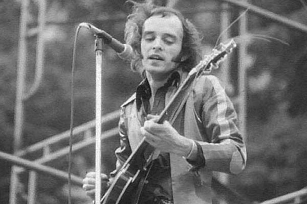 Doliu in lumea muzicii. Cunoscutul chitarist Peter Banks a fost gasit mort in locuinta din Londra