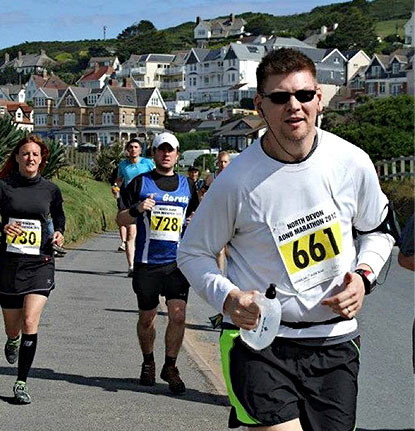 Este instructor de fitness si isi iubeste sotia asa cum e ea. Diferenta dintre ei e incredibila