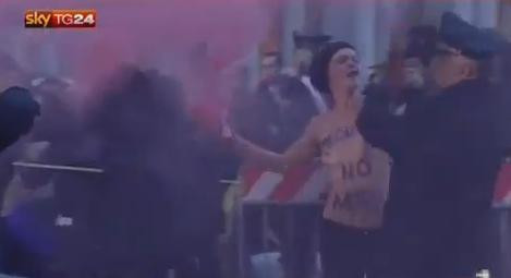 VIDEO. Doua activiste Femen au protestat in sanii goi la Vatican, in prima zi a Conclavului