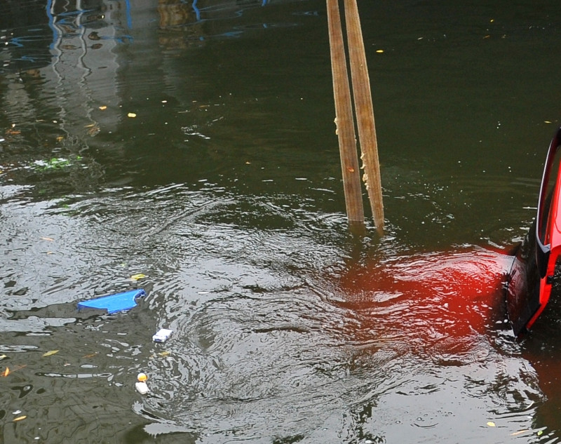 Cadavrele a doi barbati, gasite intr-o masina scufundata intr-un lac de langa Slobozia