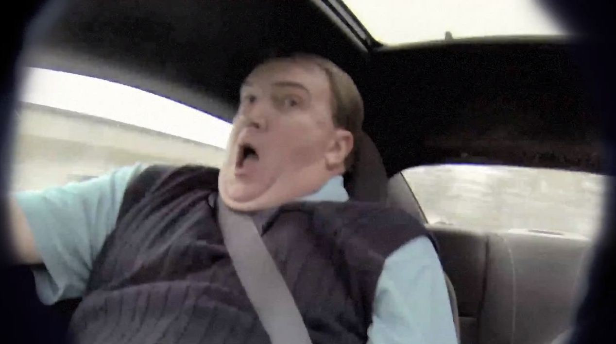 Era sa faca infarct cand si-a dat seama cine s-a urcat la el in masina! Uite ce a patit un dealer de masini second-hand! VIDEO