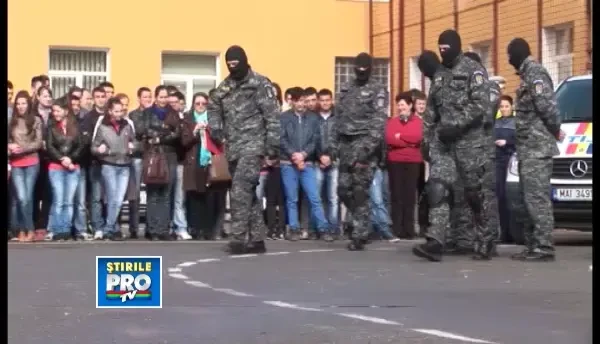Demonstratie de forta. Mascatii au luat cu asalt Liceul Tehnologic din Telciu