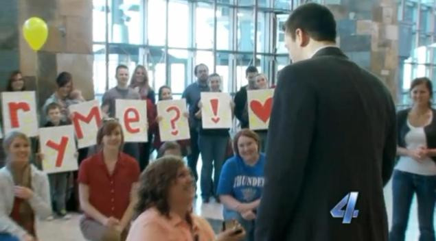 VIDEO. Si-a cerut iubitul in casatorie printr-un flash-mob. Reactia lui a luat-o prin surprindere