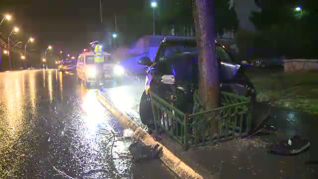 O furtuna puternica a pus la pamant mai multi copaci din Capitala. Patru masini au fost avariate