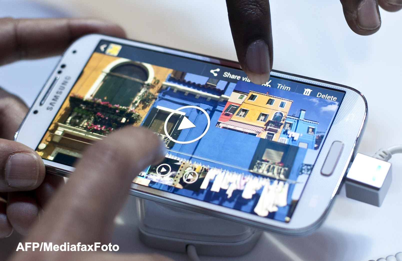 Samsung Galaxy S4 "hands on". George Buhnici ne arata cat de bun este noul smartphone. VIDEO