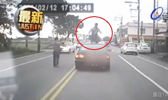 Taiwanezii acestia s-au uitat la prea multe filme cu Jackie Chan: Imagini incredibile surprinse cu o rafuiala in trafic VIDEO