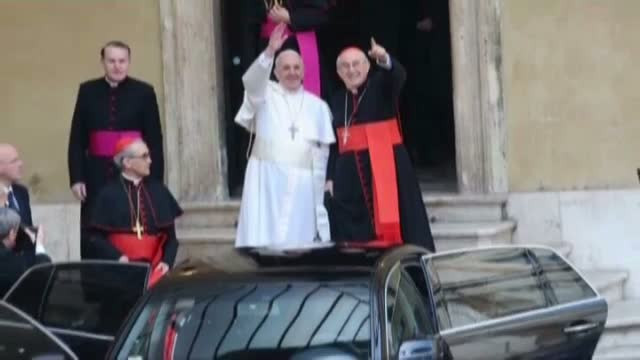 Gesturile Papei Francisc din prima zi de pontificat denota modestie si cumpatare