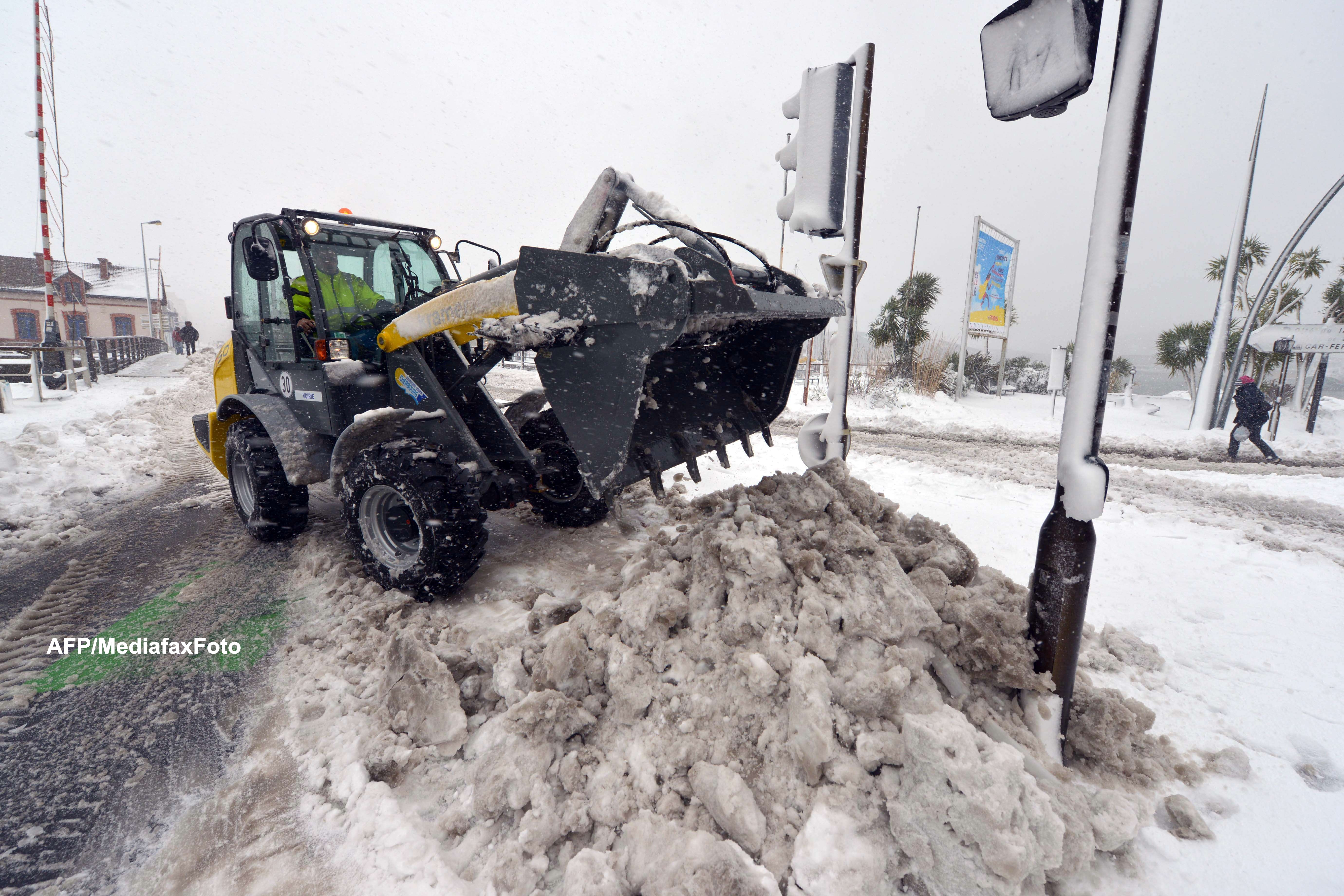 MAE: Sute de romani si cel putin sase autocare sunt blocate in Ungaria din cauza vremii