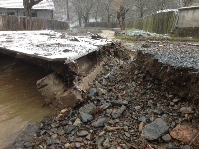 Ploile au inundat sute de hectare de terenuri in Arad si au afectat circulatia pe sase drumuri.VIDEO