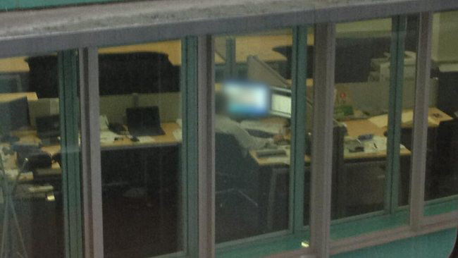 Cum a fost surprins un barbat in biroul de la serviciu. "Ma intreb daca seful lui stie ce face".FOTO