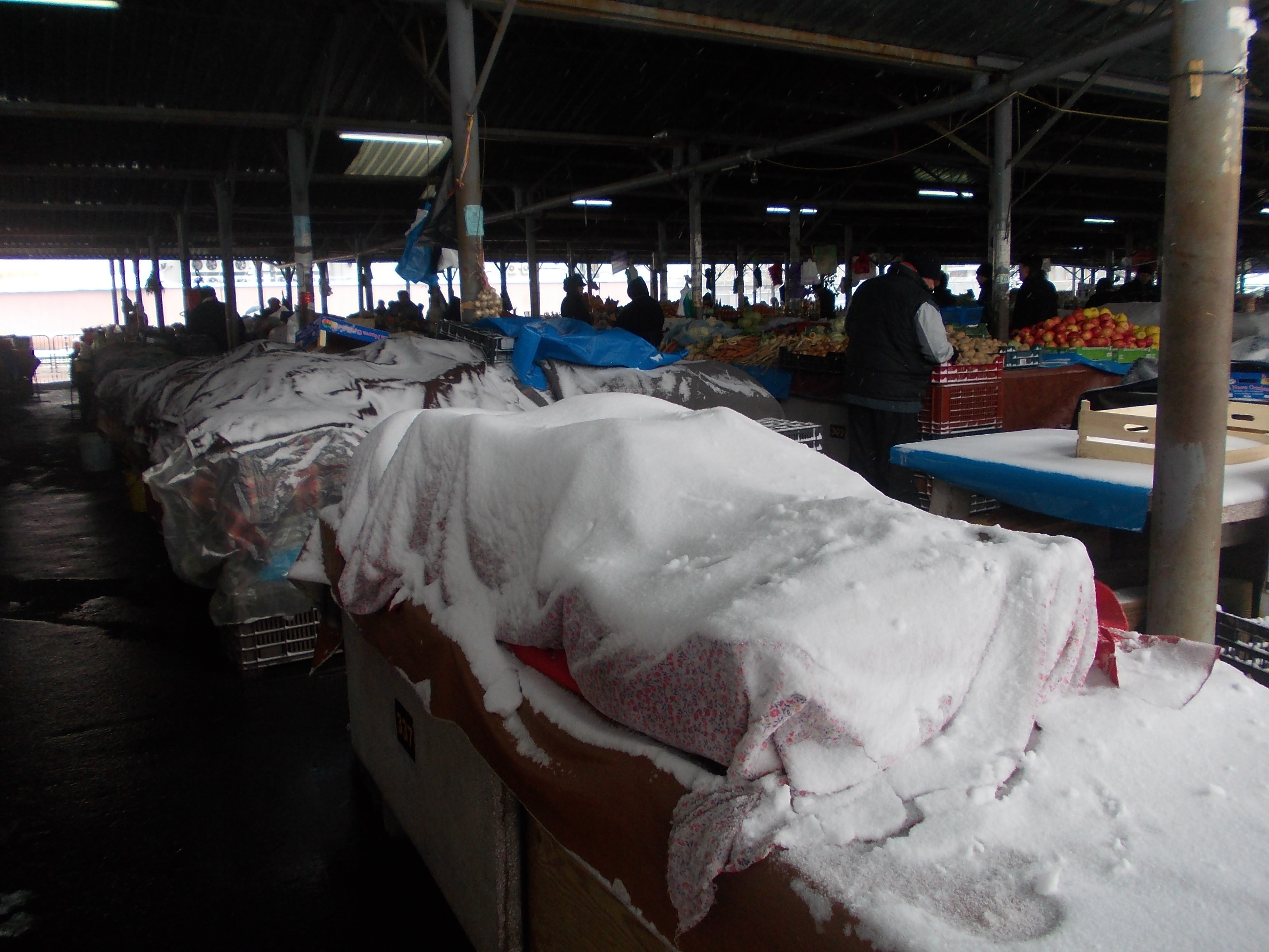 Pentru a feri de inghet fructele si legumele de pe tarabe, comerciantii le-au acoperit cu paturi
