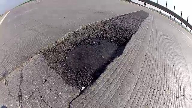 Autostrada Gropilor - 80 de km de cratere ii asteapta pe soferii care vor sa ajunga la mare de 1 Mai