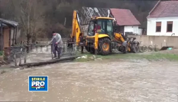 Ploile au inundat sute de hectare de terenuri in Arad si au afectat circulatia pe sase drumuri
