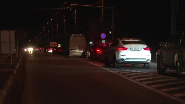 Gheata de pe sosele i-a luat prin surprindere pe soferi. O cisterna a blocat DN1, pe Valea Prahovei