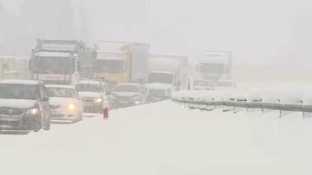 MAE: Romanii blocati in masini in Ungaria din cauza vremii, dusi in adaposturi; nu sunt sesizari noi