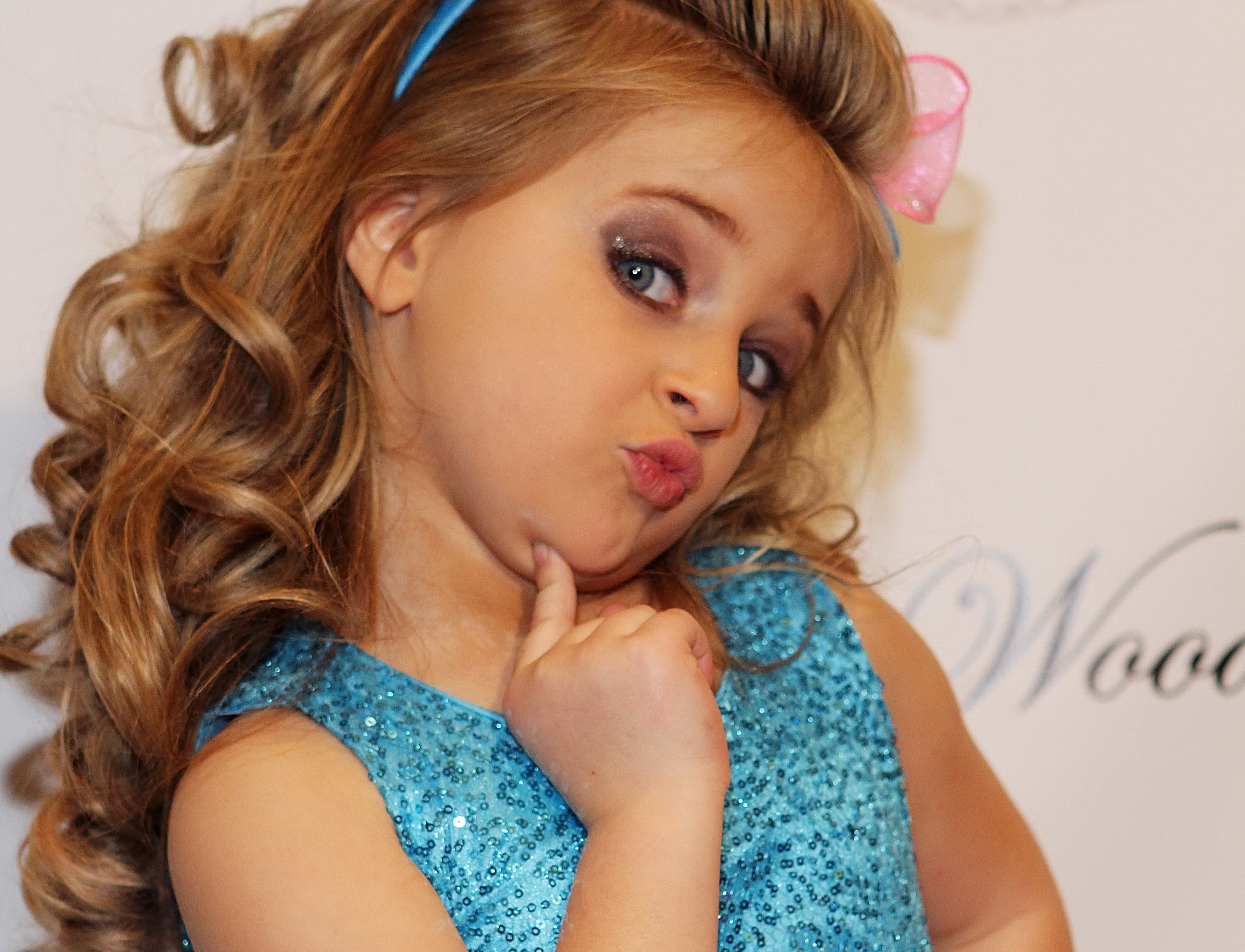 Nu are copilarie si vrea sa arate ca o femeie matura. Fetita care la 6 ani este deja milionara