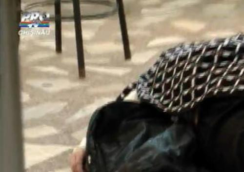 Video socant dintr-o cantina din Chisinau: Oamenii mananca fara probleme langa o femeie decedata