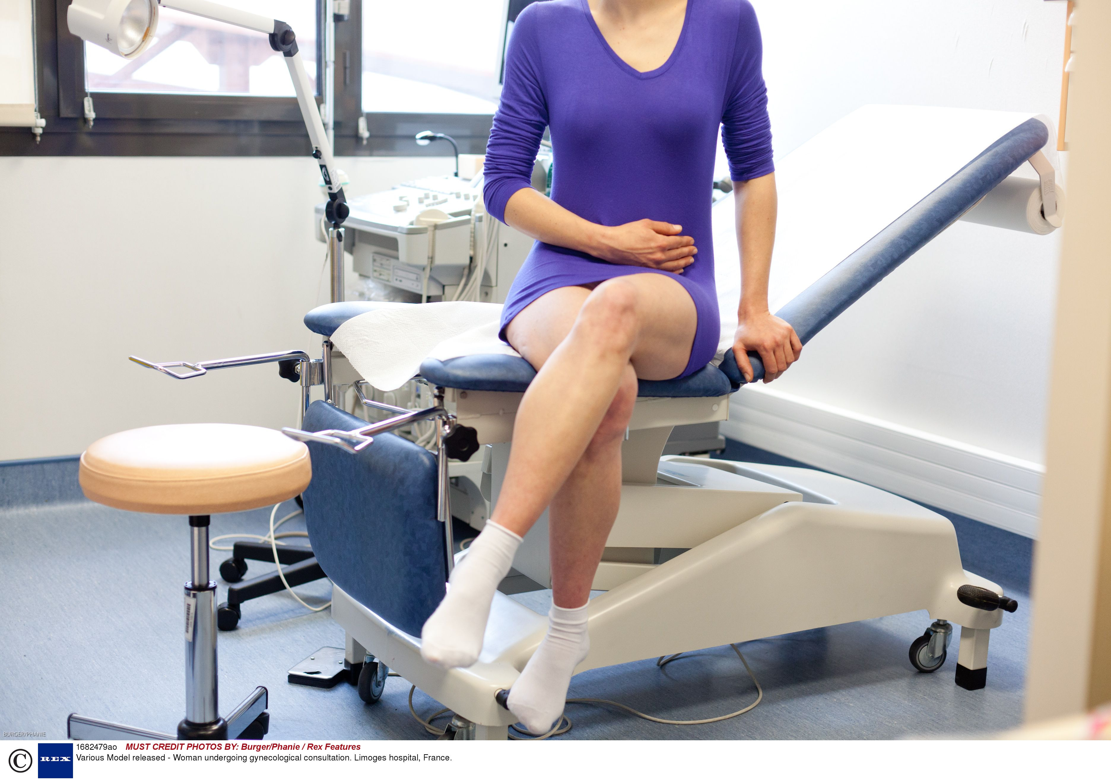 Un medic a fost arestat pentru ce le facea pacientelor. "Folosea un ceas pentru asta"