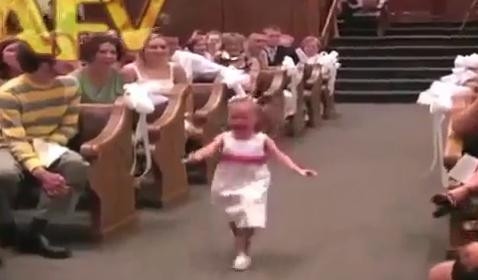 Cea mai amuzanta intrare la o nunta. Cum a ajuns aceasta fetita vedeta pe internet